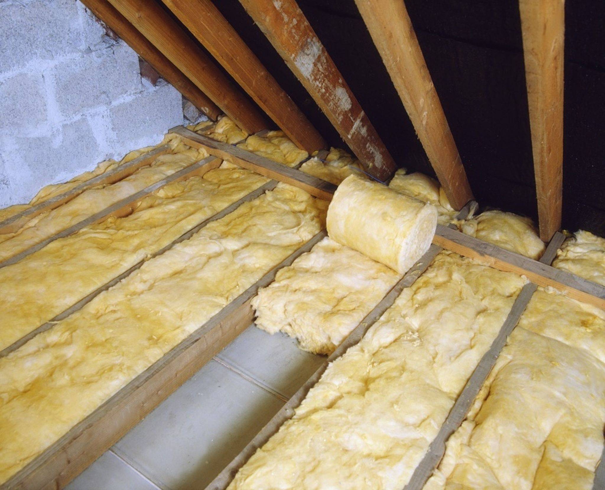 Как и чем правильно утеплить потолок в деревянном доме: какой утеплитель лучше, утепление своими руками изнутри