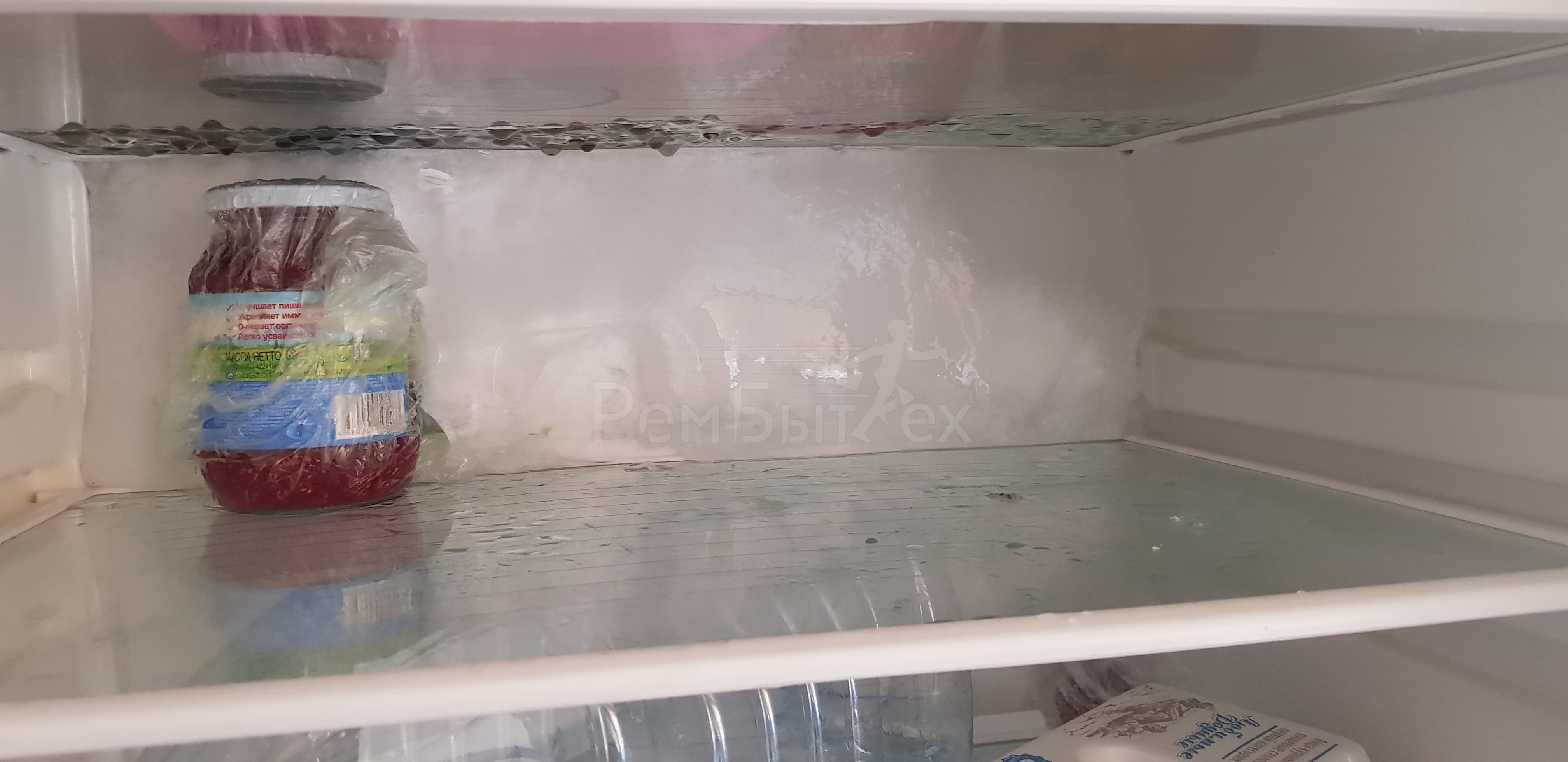 На задней стенке холодильника намерзает лед и снег: причины проблемы, устранение