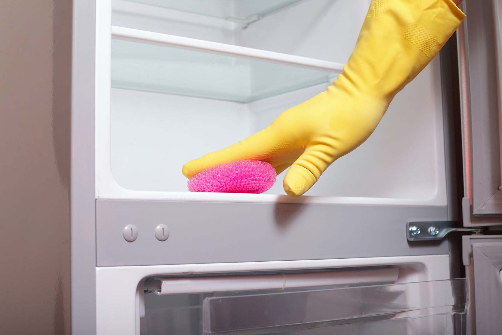 Как убрать запах из холодильника за 6 шагов