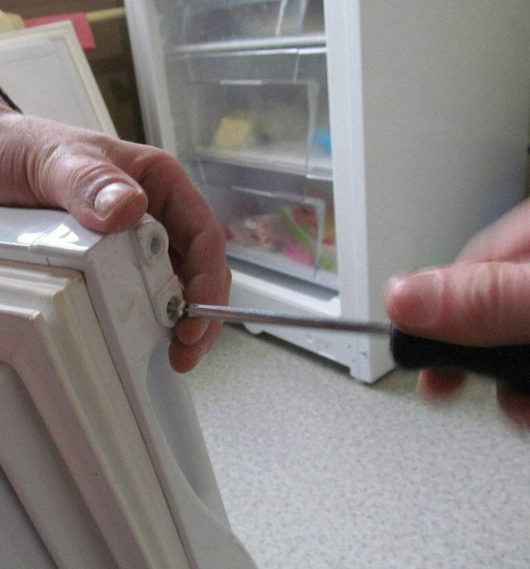 Не закрывается дверь холодильника, что делать, как найти причину и ее устранить