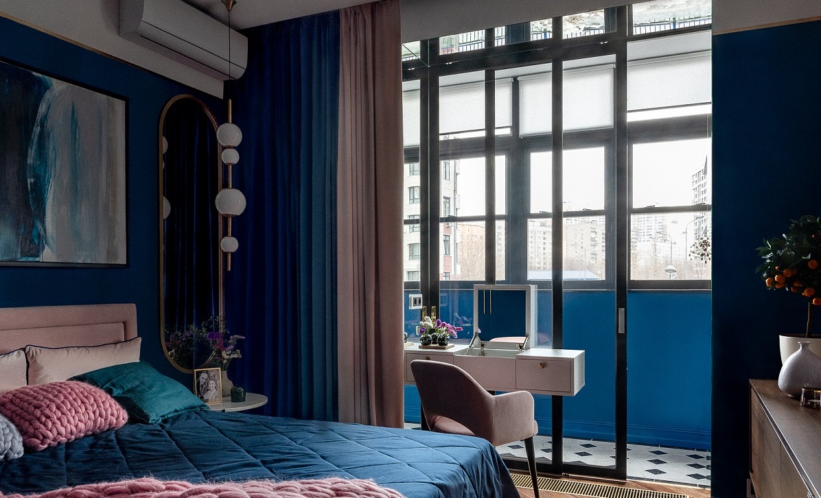 Шторы синего цвета в интерьере спальни: особенности, стили