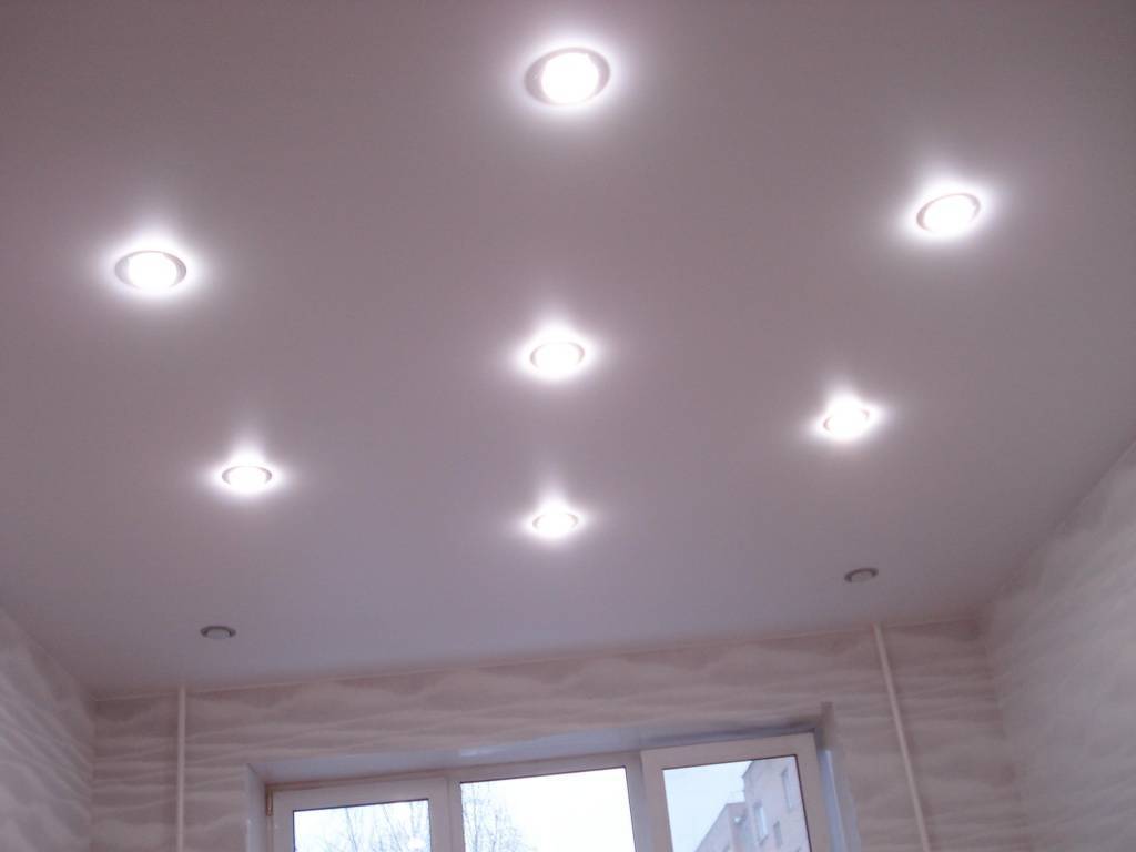 Как расположить точечные светильники на натяжном потолке в спальне с люстрой и без!