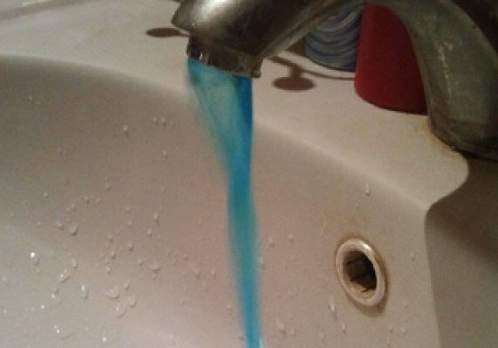 Почему вода растекается. Голубая вода из крана. Синяя вода из крана. Кран с водой. Вода течет из крана.