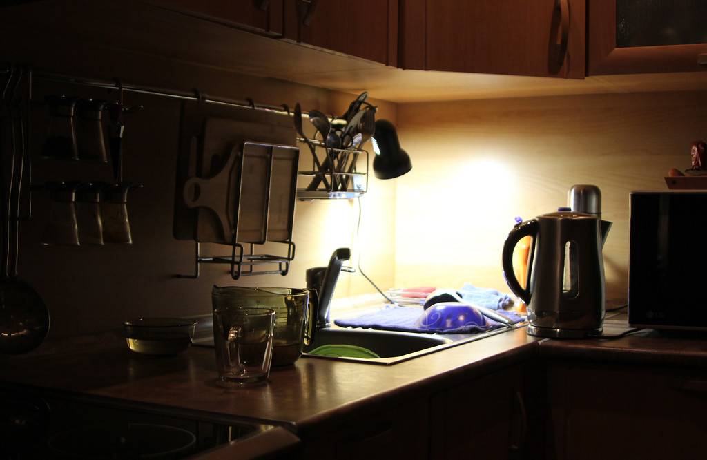 Почему нельзя оставлять грязную посуду на ночь в раковине: приметы