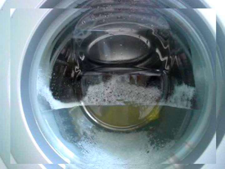 Почему в барабане стиральной машины появляется вода. Стиральная машина не сливает воду. Вода в барабане стиральной машины. Стиральная машинка барабан с водой.