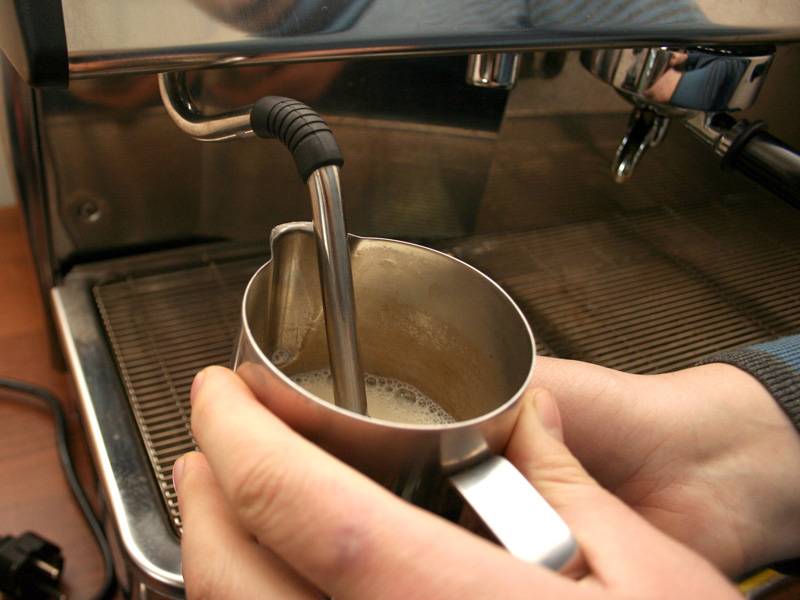 Как приготовить капучино в кофемашине с помощью капучинатора, видеорецепт