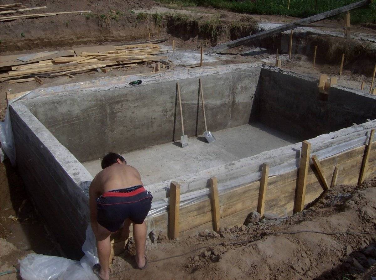 Как построить бассейн своими руками, как выбрать место для бассейна на участке, бассейн из готовой чаши, строительство бассейна без чаши.