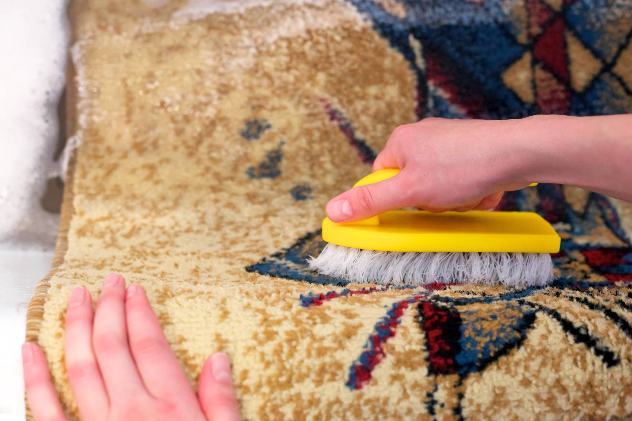 Чистка ковров в домашних условиях: народные средства и бытовая химия
