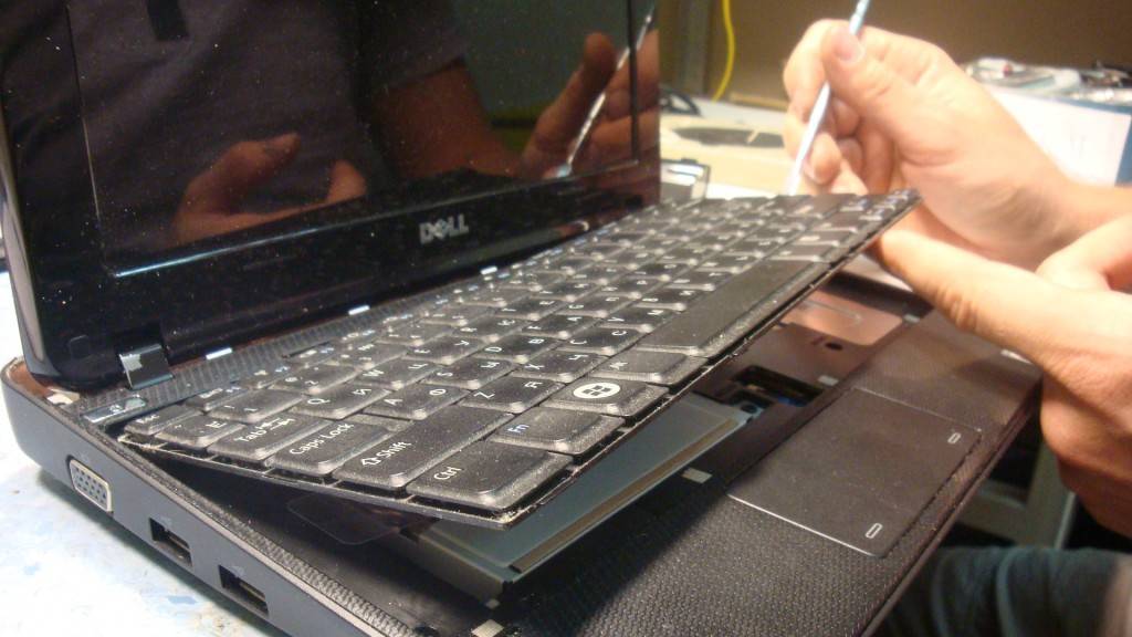 Как почистить клавиатуру ноутбука в домашних условиях: эффективные средства