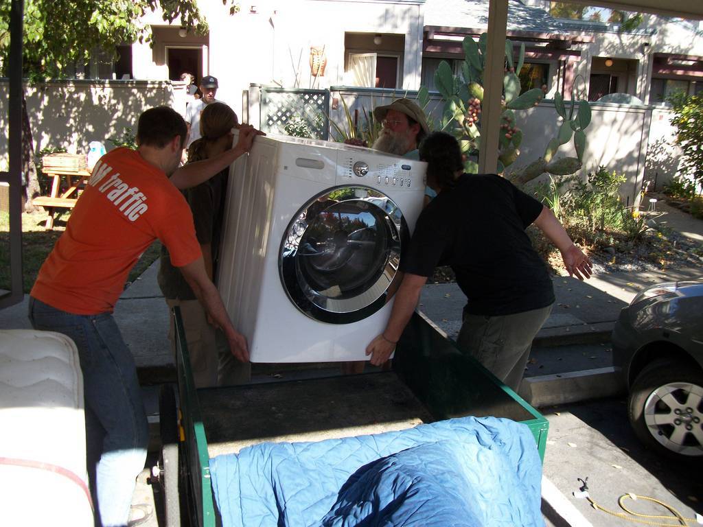 Можно ли везти стиральную машину на боку. как перевезти стиральную машину без транспортировочных болтов? в инструкции сказано