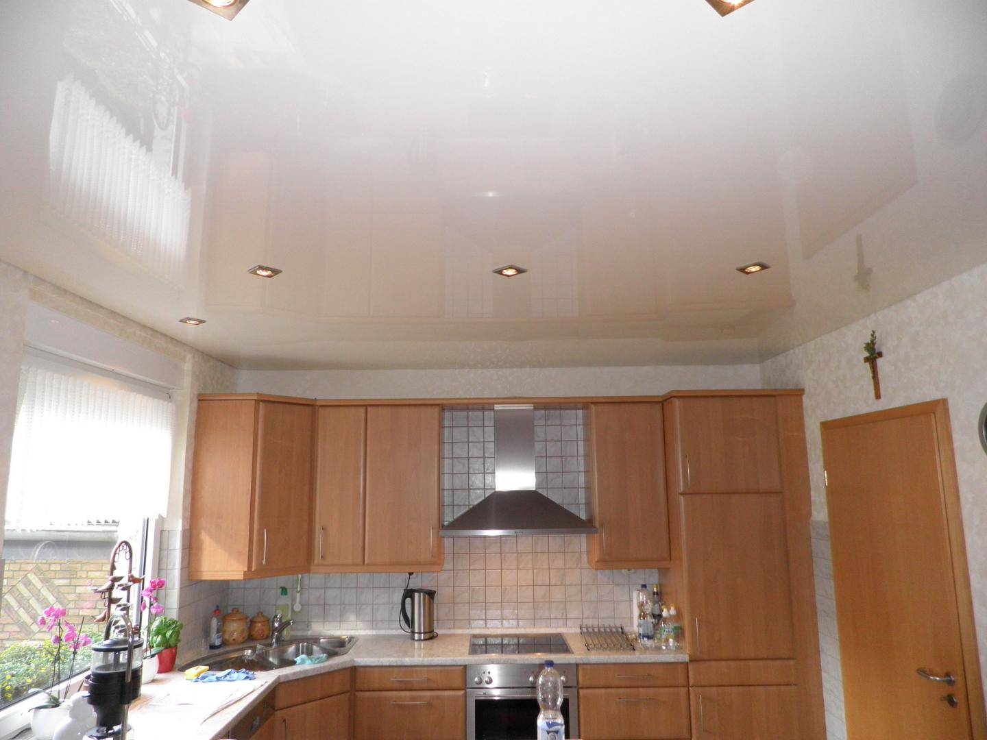 Какой лучше потолок на кухне: с газовой плитой, в хрущевке