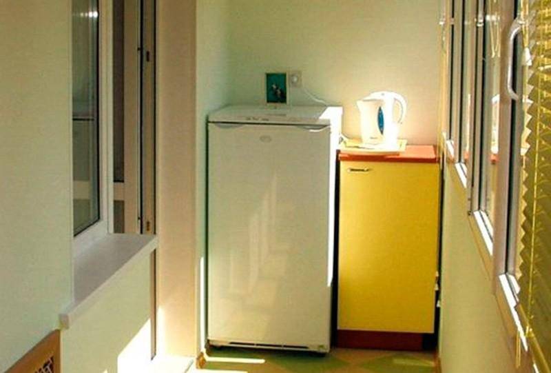 Холодильник на балконе. можно ли ставить морозильник на балконе?