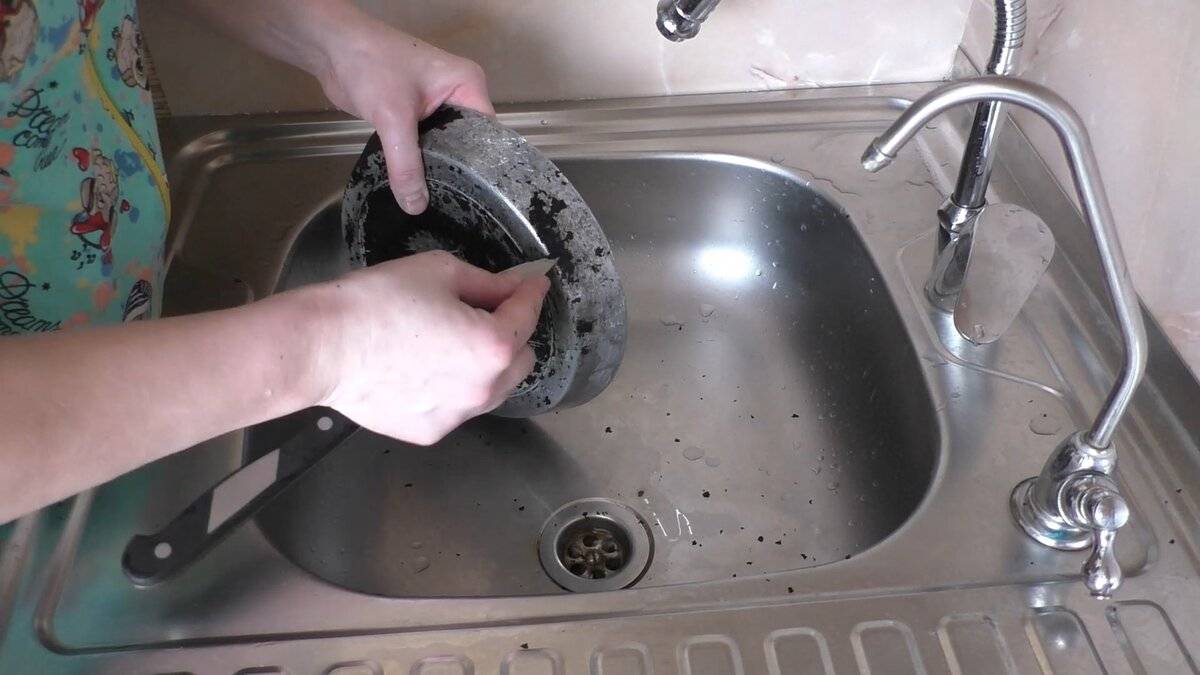 Как очистить кастрюли и сковородки с помощью кальцинированной соды, мыла и канцелярского клея