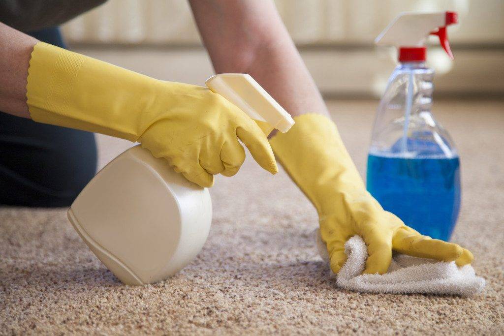 Как почистить синтетический ковер в домашних условиях: эффективные методы и способы