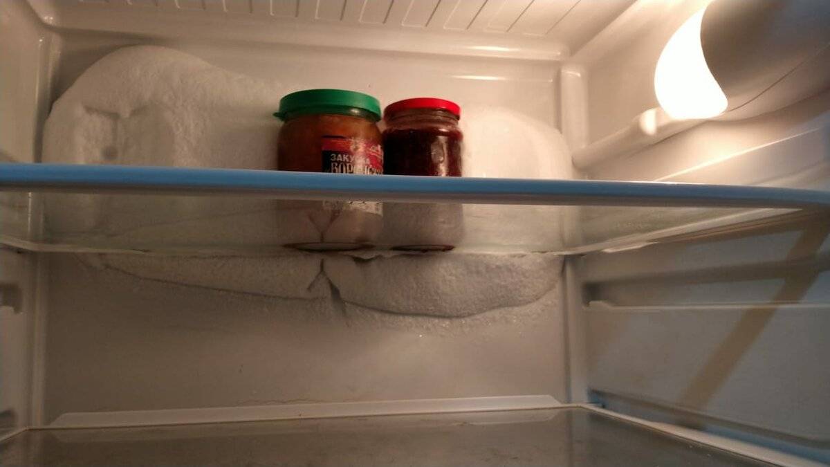 Почему в холодильнике намерзает лед на задней стенке и что делать