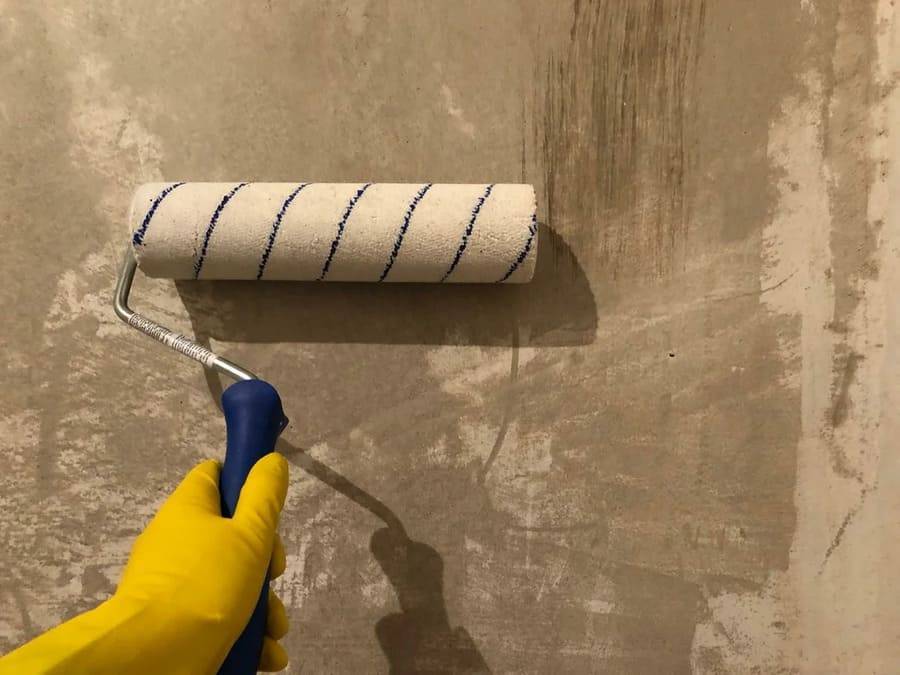 Покраска стен водоэмульсионной краской - подготовка и техника нанесения