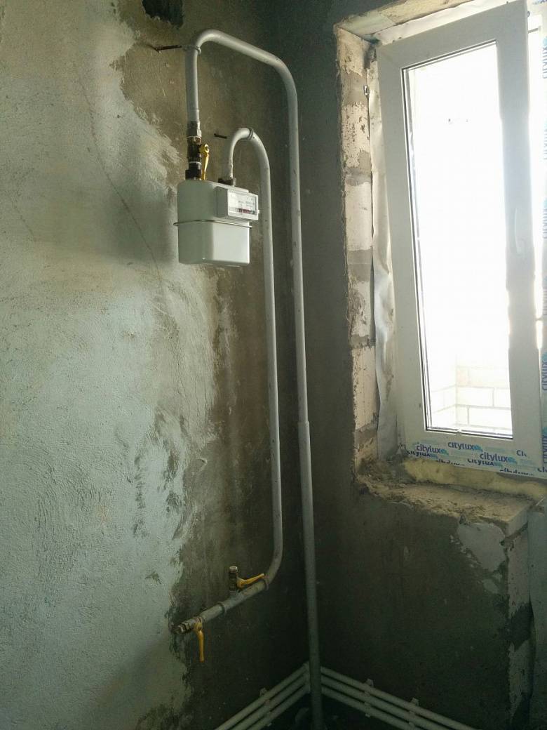 Перенос газовой трубы в квартире и частном доме на кухне