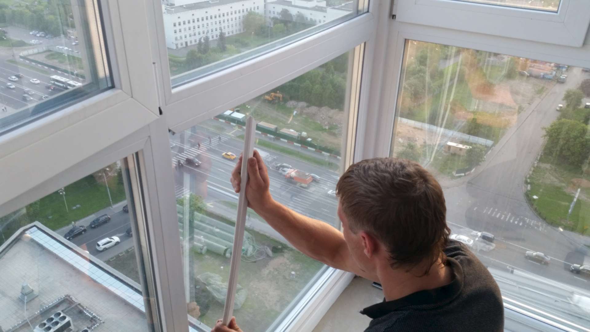 Как сделать тонировку балкона: выбор пленки, процесс тонирования