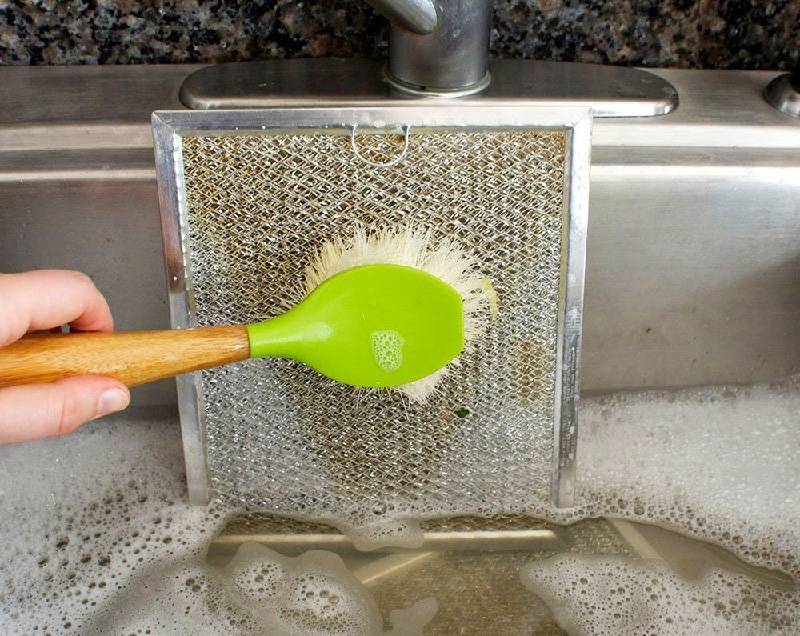 Как очистить вытяжку от жира на кухне