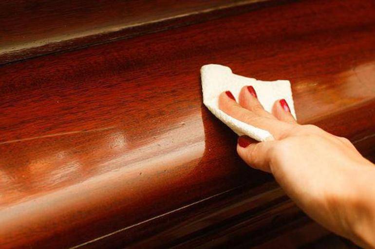 Как убрать царапины с мебели в домашних условиях?