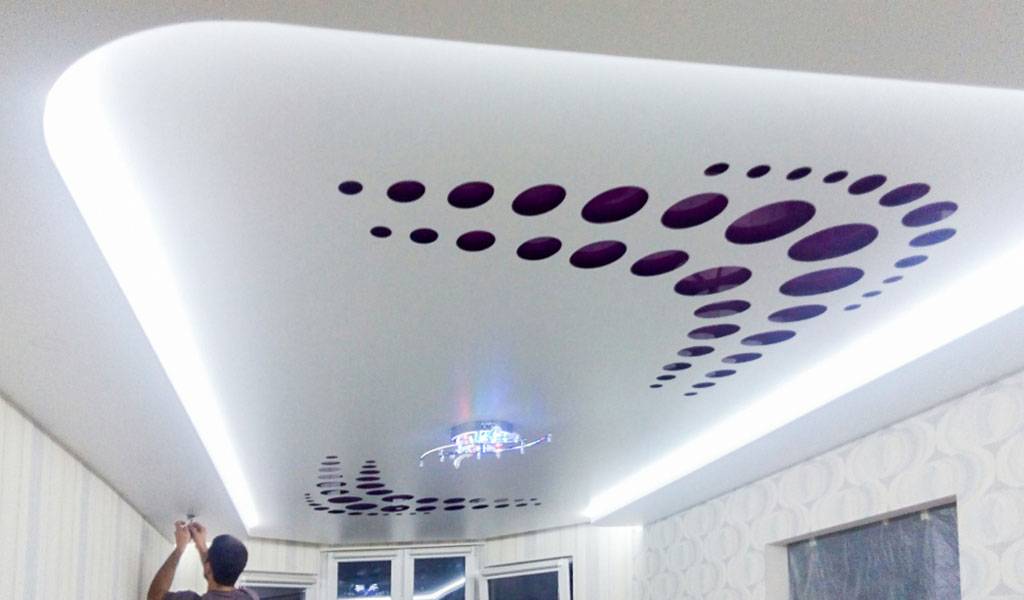 Монтаж и фото перфорированных натяжных потолков с подсветкой