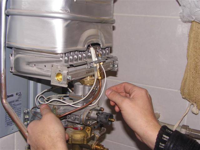 Течет вода из газового котла: что делать, если потекло оборудование системы отопления