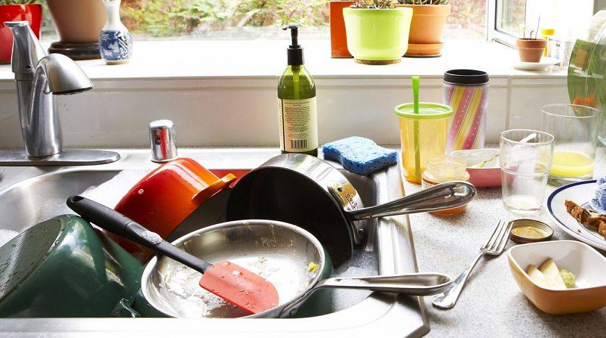 Народная примета, почему нельзя мыть посуду в гостях