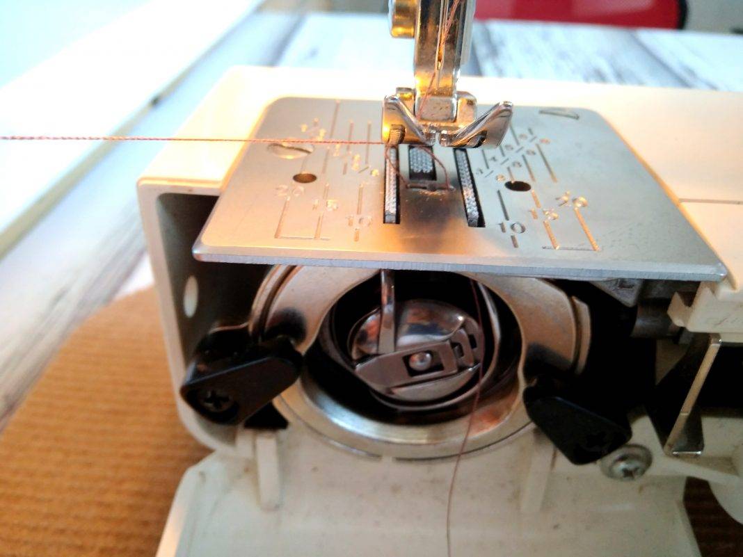 Как заправить нитку в швейную машину: порядок действий