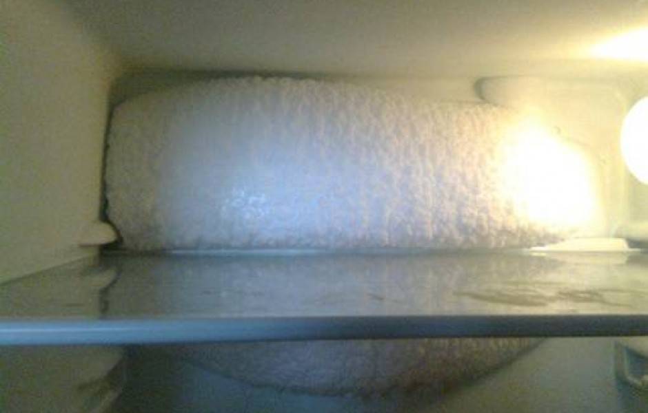 На задней стенке холодильника намерзает лёд