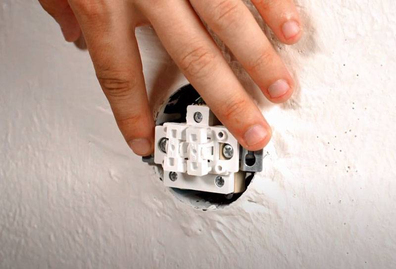 Как снять двойной выключатель со стены. как снять выключатель со стены – подробная инструкция, как правильно демонтировать электрооборудование