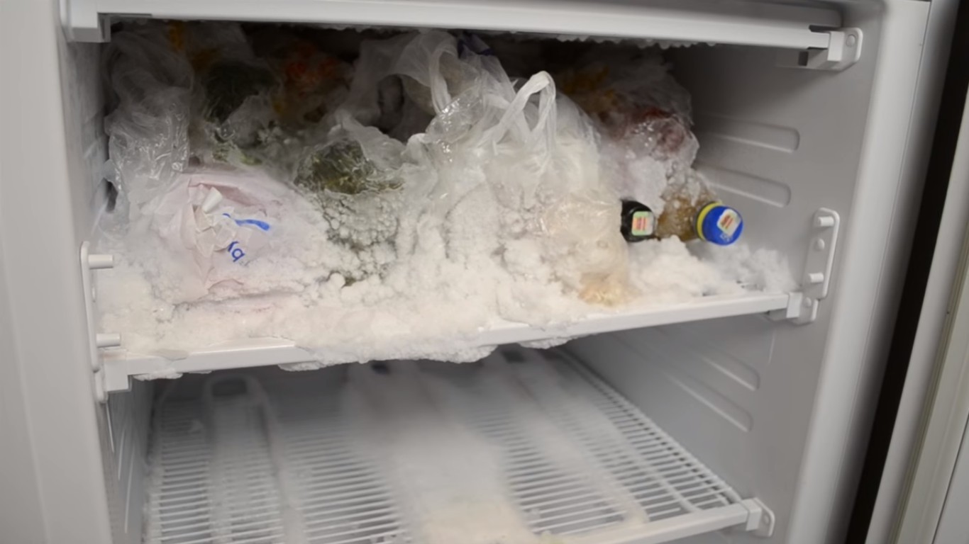 Неприятный запах в морозильной камере холодильника