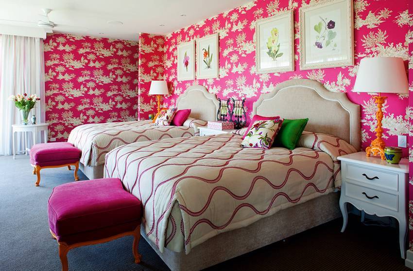 Розовая спальня: фото идеи спальни со светлыми обоями и черными шторами