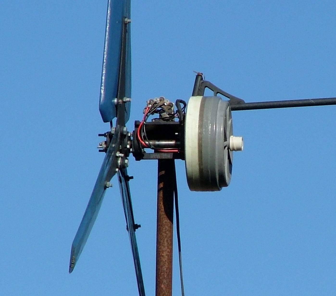 Ветрогенератор своими руками из автомобильного генератора. видео и чертежи