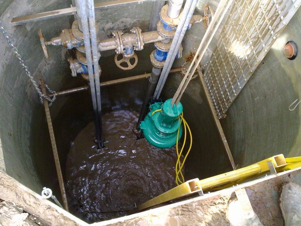 Устройство канализационной станции с насосом