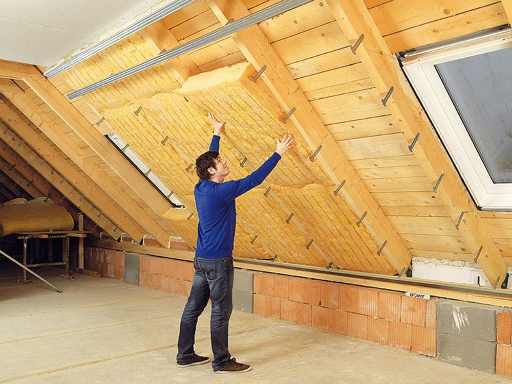 Утепление потолка в доме с холодной крышей — виды эффективных утеплителей + инструкции по укладке