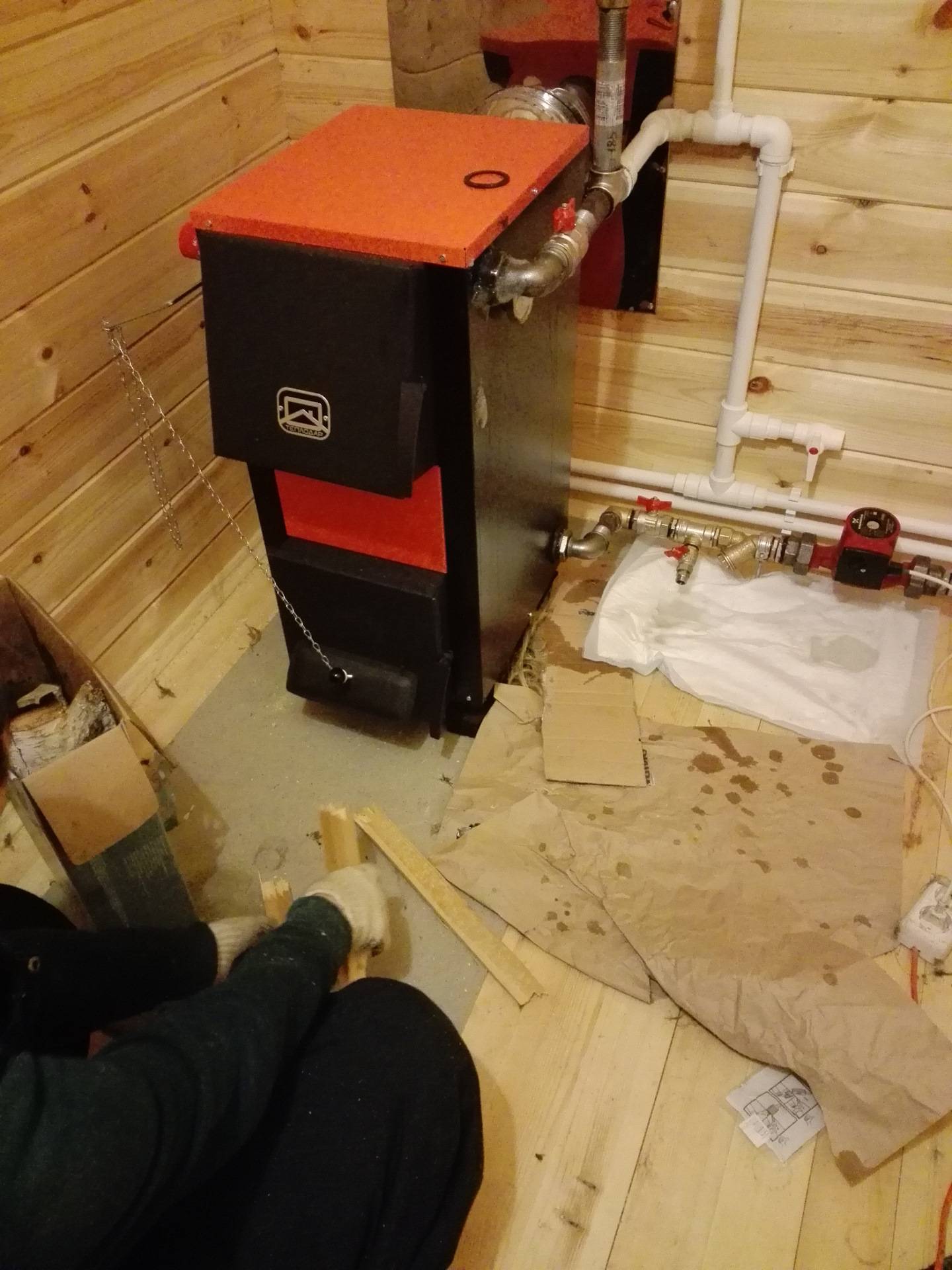 Как правильно установить твердотопливный котел в деревянном доме