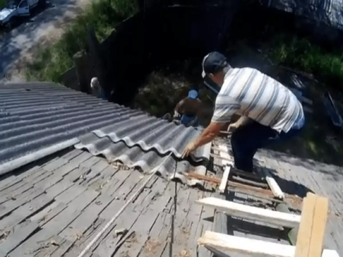 Демонтаж шифера с крыши: меры безопасности и техника проведения