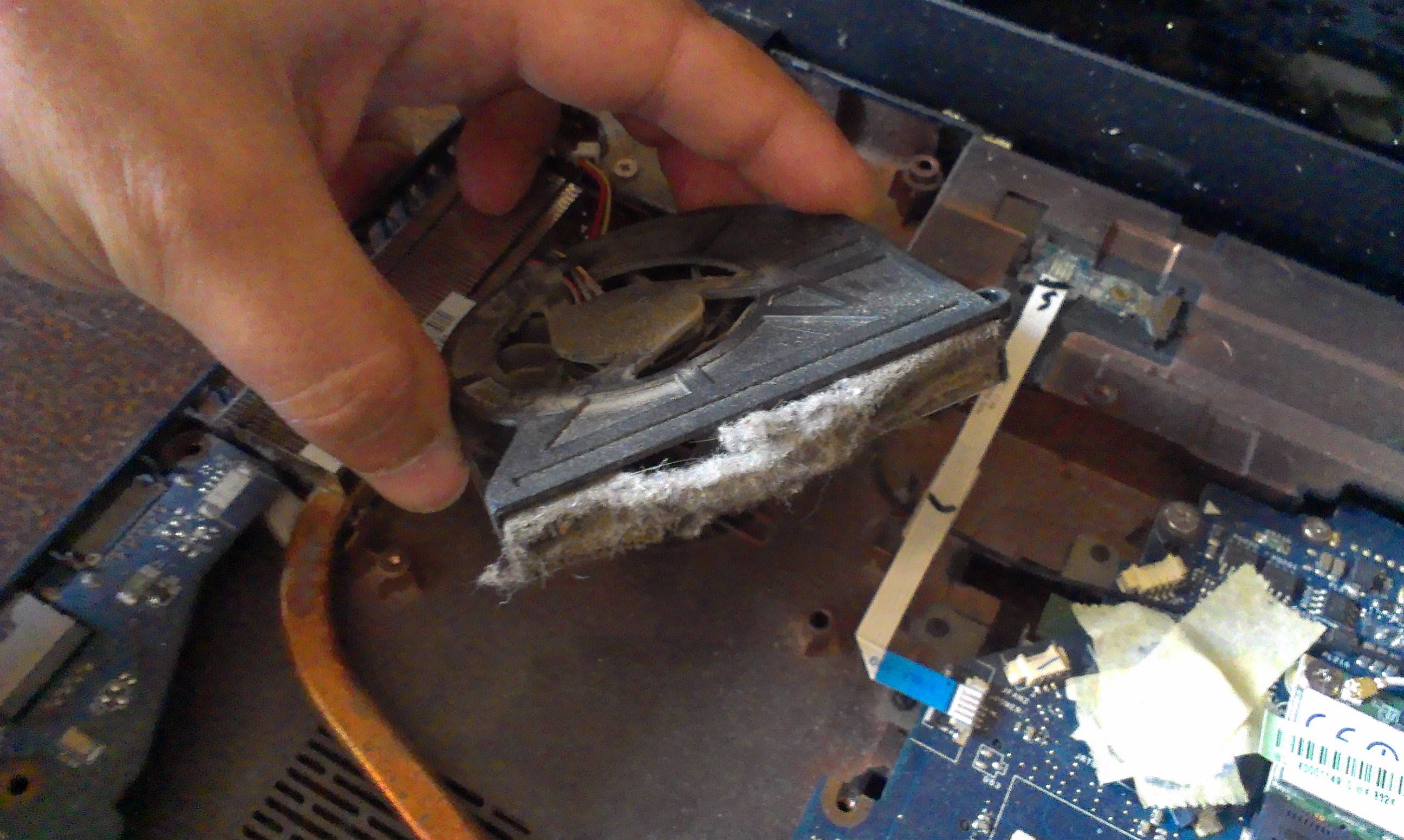Как почистить ноутбук от пыли самостоятельно: не разбирая, глубокая чистка, с заменой термопасты