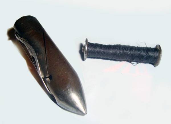 Швейный челнок пуля. Швейная Зингер челнок пуля. Швейная машинка Зингер челнок пуля. Зингер 1865 челноком. Челнок пуля пуля для швейной машины Зингер.