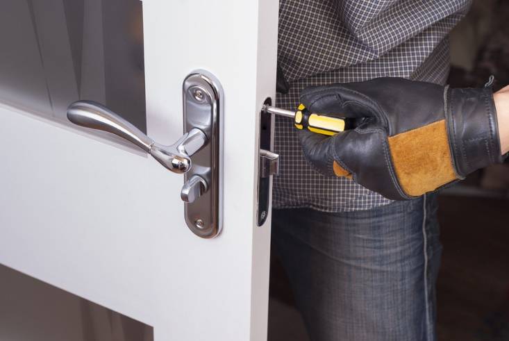 Инструкция как осуществить ремонт дверного замка своими руками в металлической двери