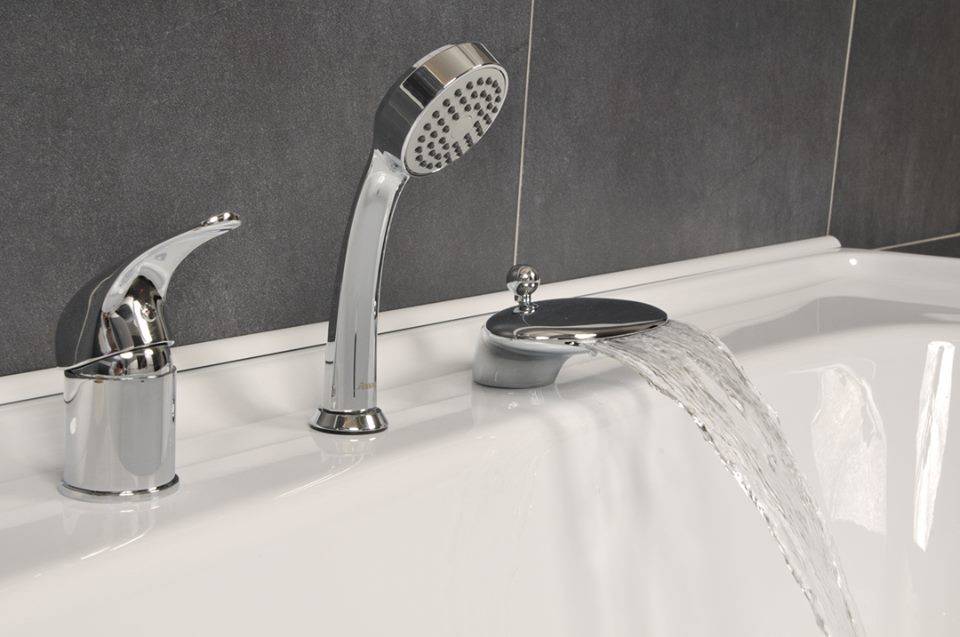 Смесители с душем на борт ванной и их особенности, дизайнерские преимущества каскадных смесителей