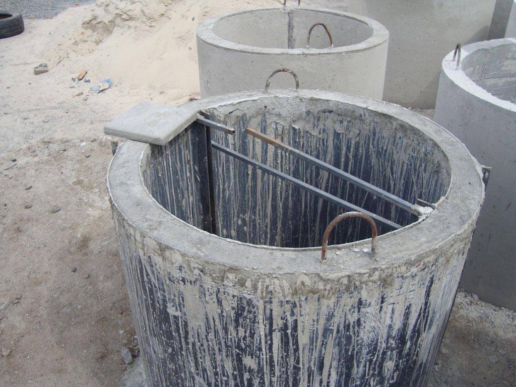 Как установить бетонные кольца в колодец вручную