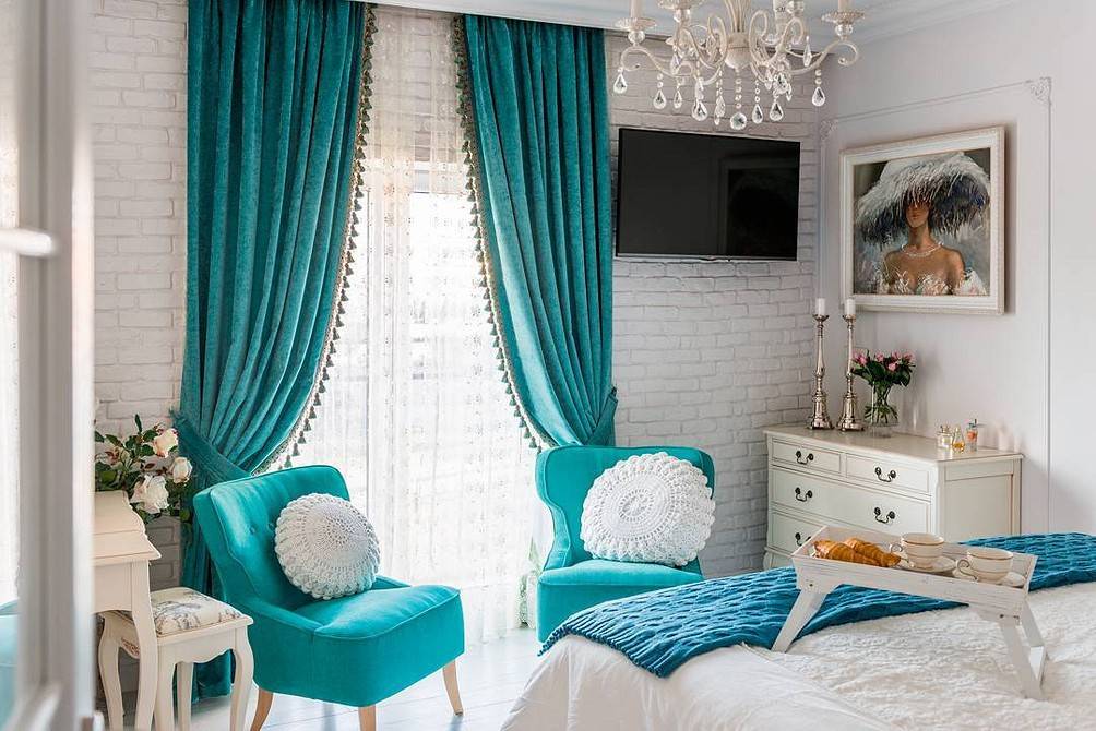 Бирюзовые шторы в интерьере спальни: комбинации с другими цветами