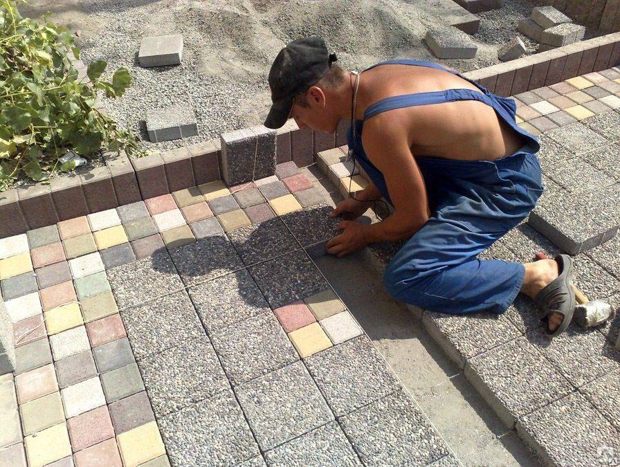 Как правильно укладывать тротуарную плитку на песок своими руками