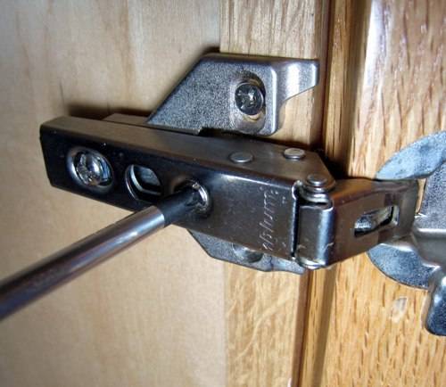 Как самому выполнить регулировку дверей шкафа-купе в домашних условиях