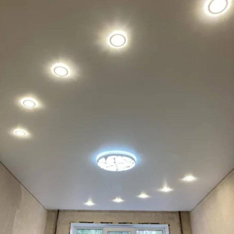 Правильное расположение светильников на натяжном потолке в гостиной и зале