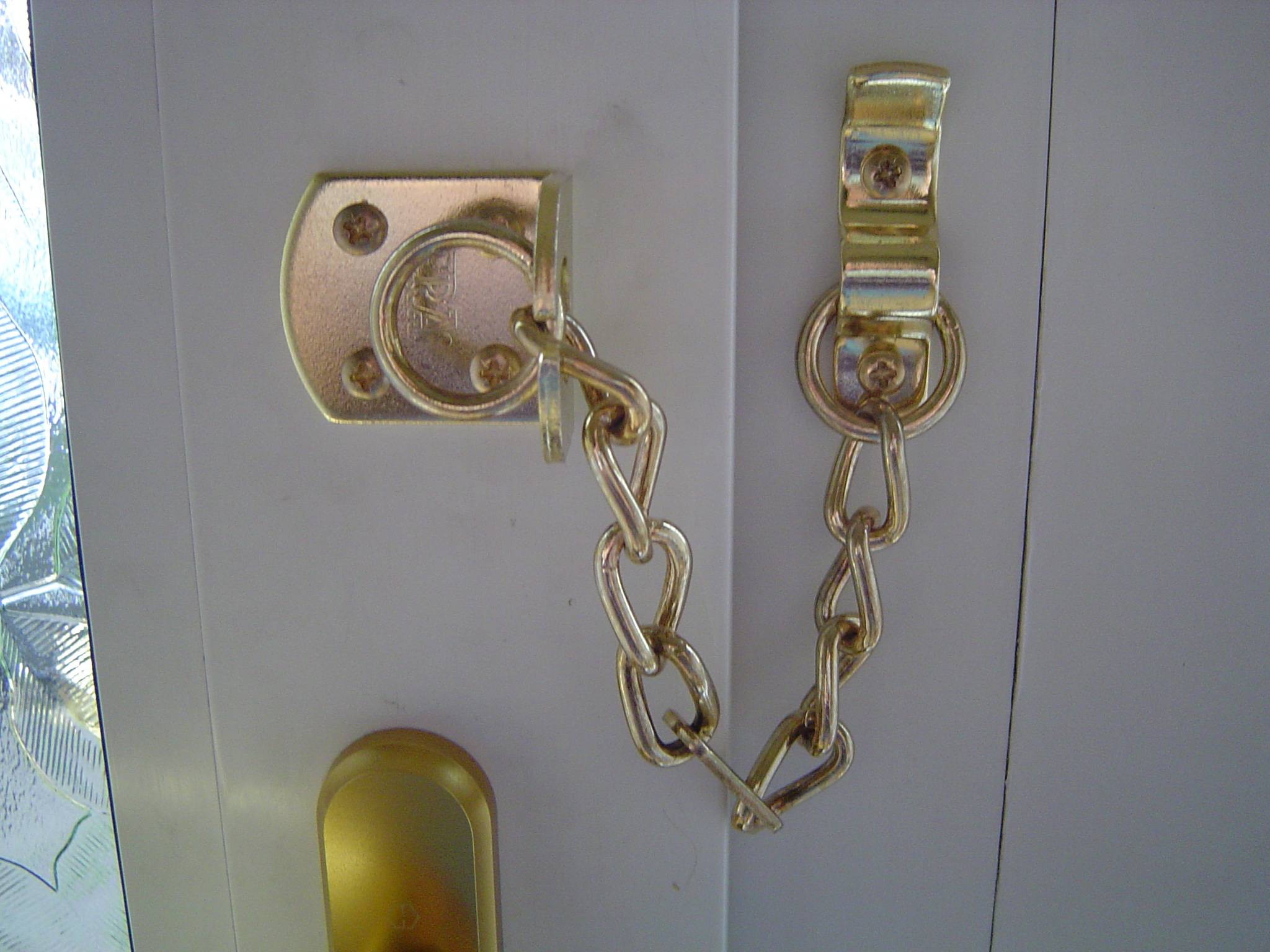 Как правильно установить цепочку на входную дверь? какие нужны инструменты?