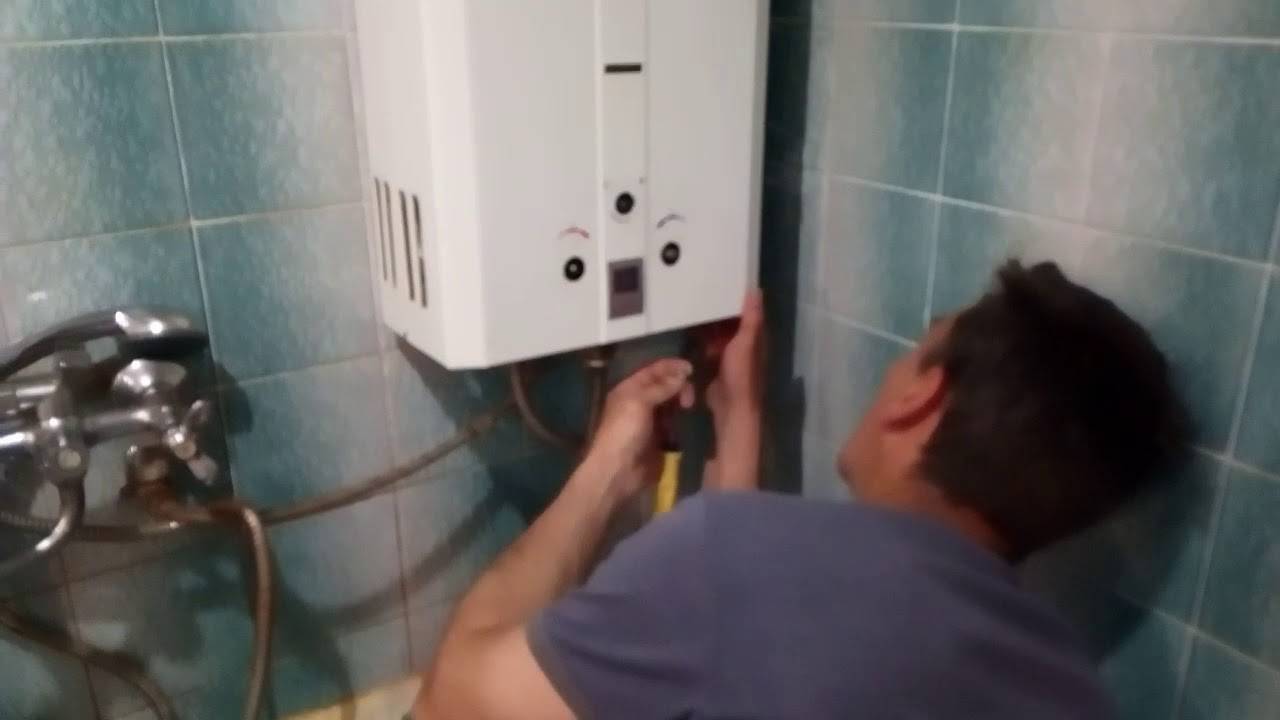 Слабый напор горячей воды из газовой колонки: причины и их устранение