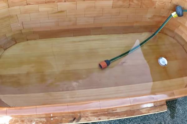 Покупка или изготовление ванны из массива дерева своими руками: плюсы и минусы