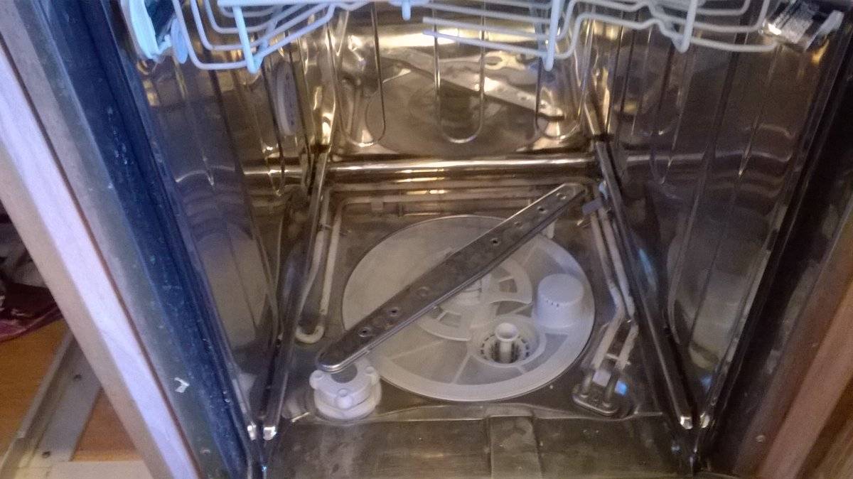 Что делать, если посудомоечная машина не сливает воду